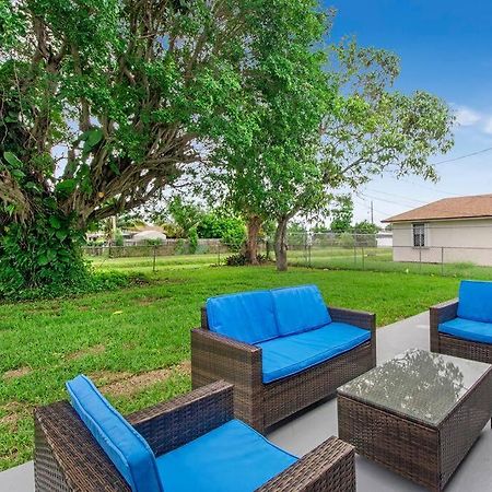 Modern Getaway Near The Beach With Room For A Boat West Palm Beach Eksteriør billede