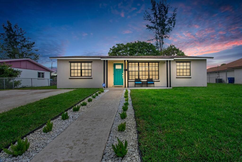 Modern Getaway Near The Beach With Room For A Boat West Palm Beach Eksteriør billede