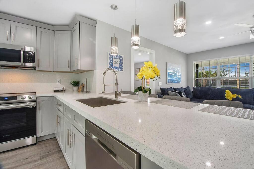 Modern Getaway Near The Beach With Room For A Boat West Palm Beach Eksteriør billede